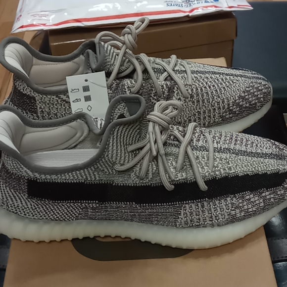 Yeezy Boost 350 V2 - Picture 4 of 4